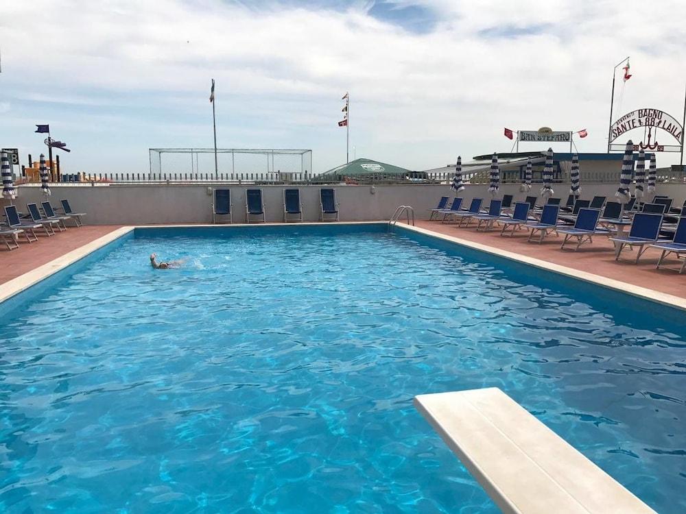 Hotel Majestic Pesaro Buitenkant foto