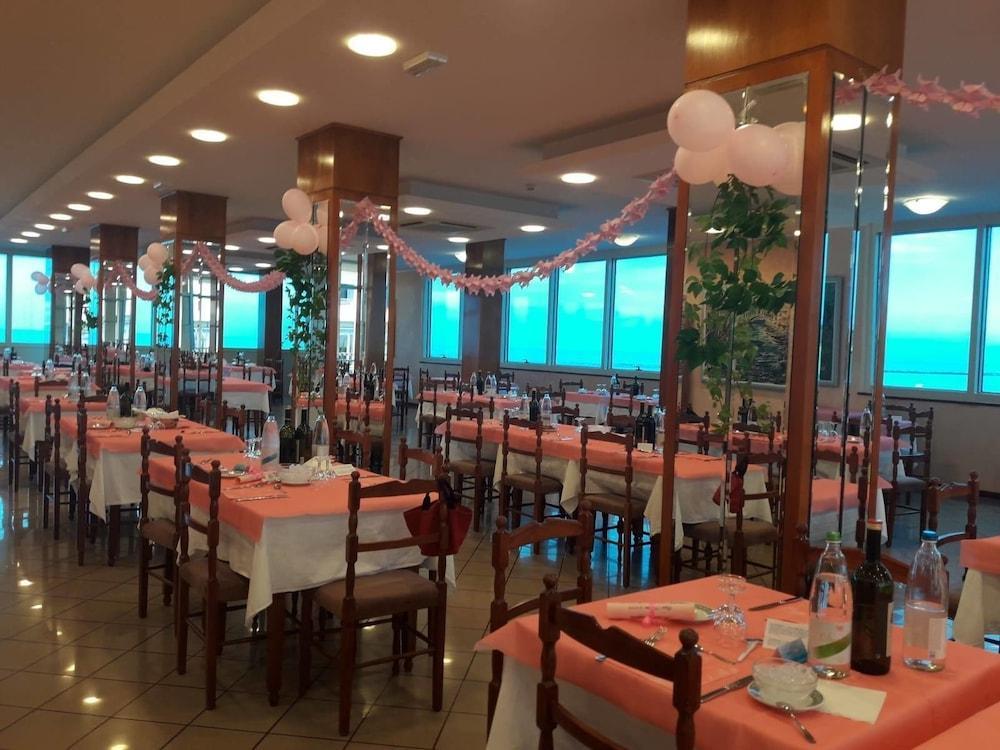 Hotel Majestic Pesaro Buitenkant foto